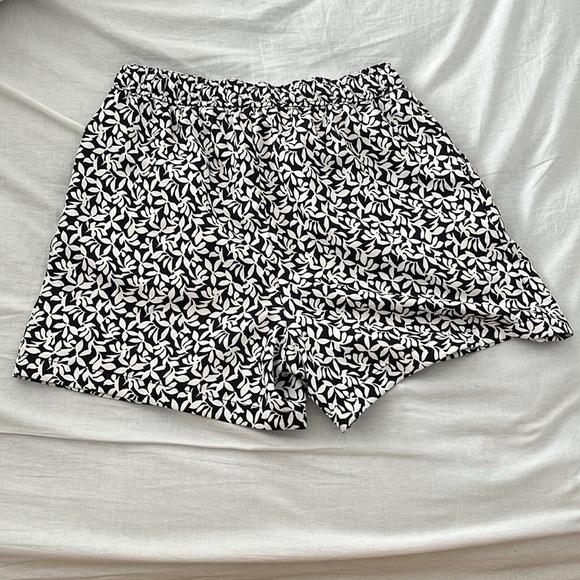 Uniqlo Airism Floral Elastic Waistband Shorts - Size M - Picture 2 of 4